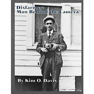 Disfarmer: Man Behind the Camera, Paperback - Kim O. Davis imagine
