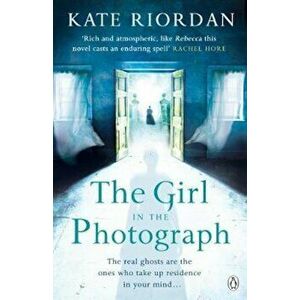 Girl in the Photograph, Paperback - Kate Riordan imagine