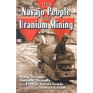 The Navajo People and Uranium Mining, Paperback - Doug Brugge imagine