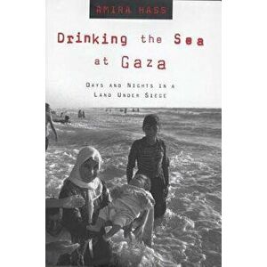 Drinking the Sea at Gaza: Days and Nights in a Land Under Siege, Paperback - Amira Hass imagine
