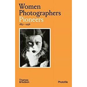 Women Photographers: Pioneers, Paperback - Clara Bouveresse imagine