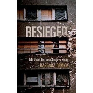 Besieged. Life Under Fire on a Sarajevo Street, Paperback - Barbara Demick imagine