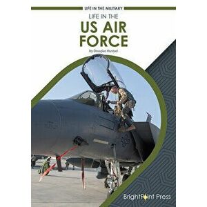 Life in the US Air Force, Hardcover - Douglas Hustad imagine