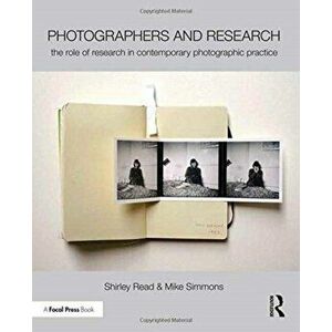 Photographers and Research. The role of research in contemporary photographic practice, Paperback - Mike Simmons imagine