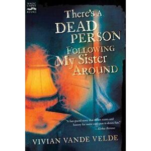 There's a Dead Person Following My Sister Around, Paperback - Vivian Vande Velde imagine