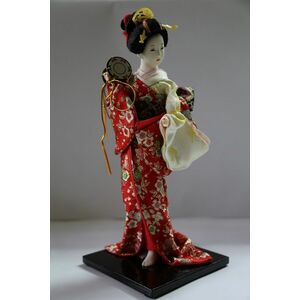 Papusa traditionala in kimono rosu cu toba imagine