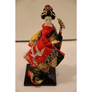 Papusa traditionala in kimono rosu cu evantai imagine