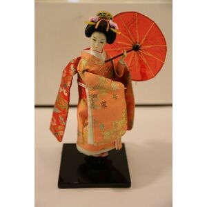 Papusa traditionala in kimono roz cu umbrela imagine
